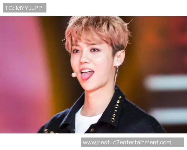 鹿晗踢足球激情瞬间照片分享展现运动魅力与青春活力