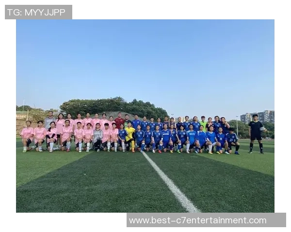 重庆嘉陵足球队奋勇拼搏力争佳绩展现团队精神与城市荣耀